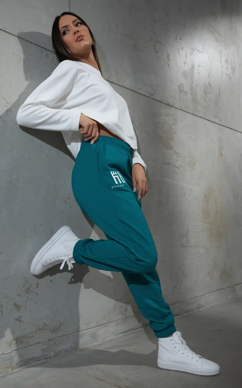 Summer Outfits With Leggings and Joggers Cool in Teal and White