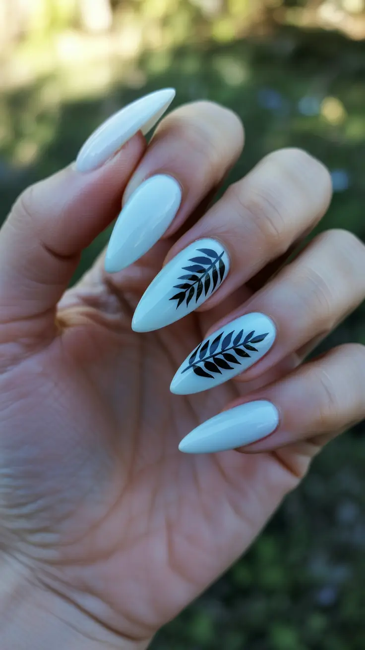 beach-nails-2026-White-Breeze-Minimal-Palm