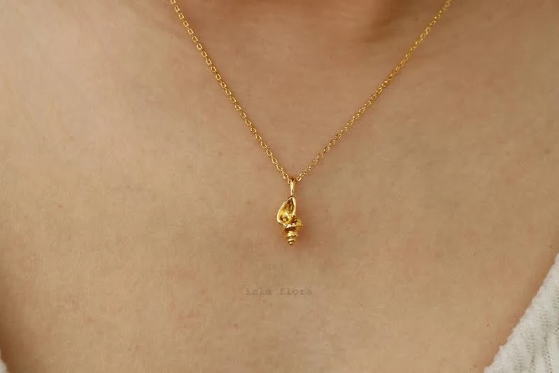 accessory Dainty Conch Seashell Necklace Etsy - IslaFlora $22.4