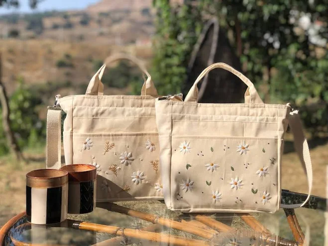 bag Daisy Embroidered Tote Bag, Cute Small White Daisies, White Flower Canvas Tote Bag, Summer Themed Bag, Hand-Made Embroidered, Aesthetic Bag Etsy - Seller $50.4