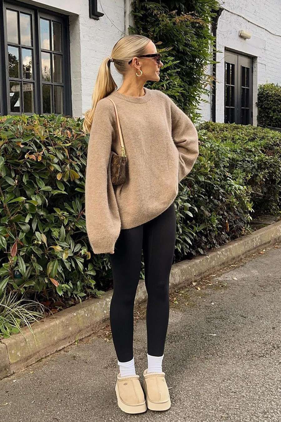 Oversized Beige Sweater and Black Leggings with Platform Uggs Oversized Beige Sweater and Black Leggings with Platform Uggs — Uggs Outfits 2027