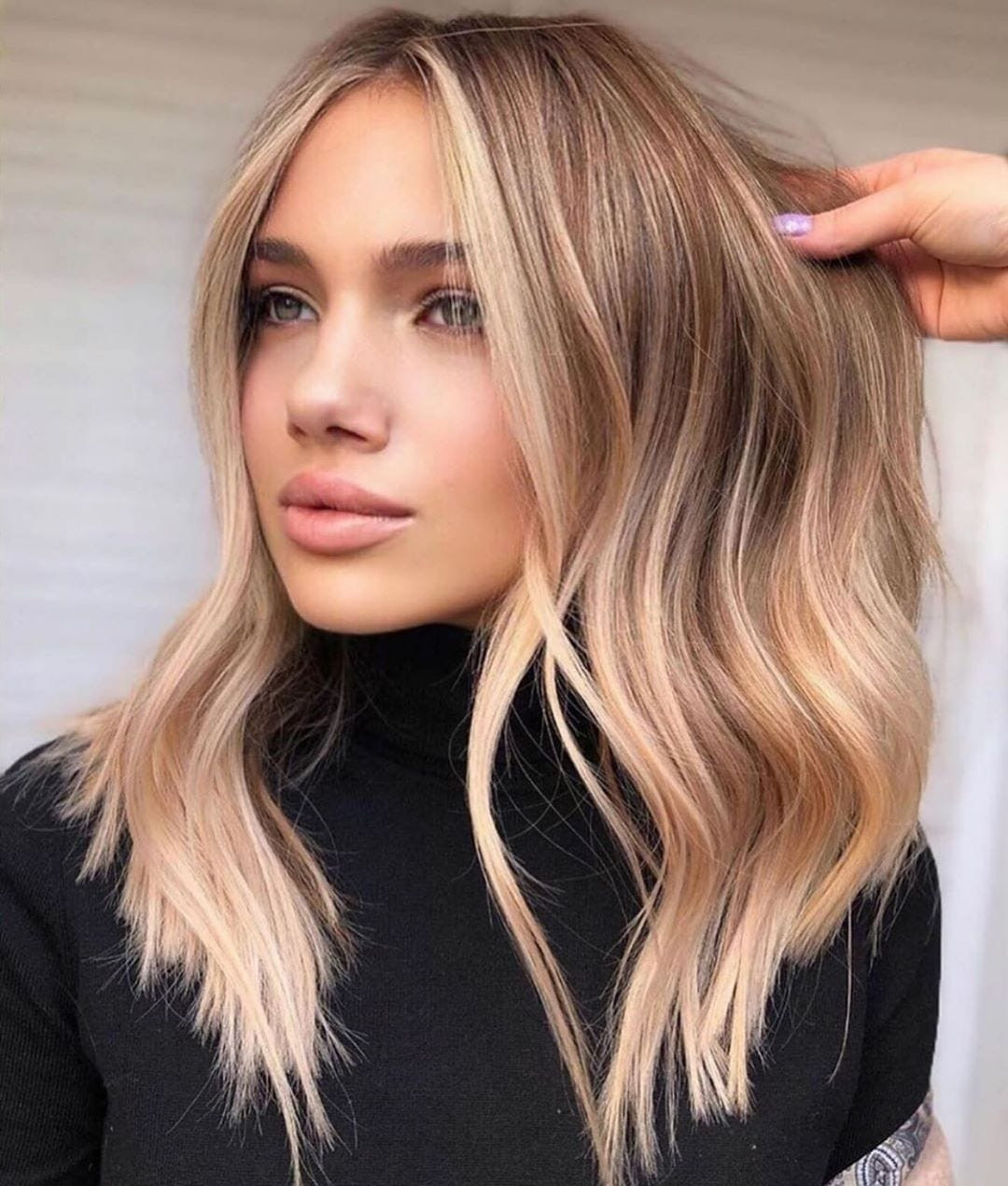 Front View Light Brown Bob With Wavy Blonde Money Piece Front View Light Brown Bob With Wavy Blonde Money Piece — Money Piece Bob 2027