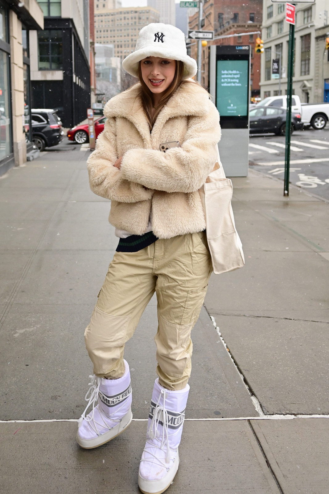 Casual Winter Street Style Cream Faux Fur Jacket and White Moon Boots for Street Style Casual Winter Street Style Cream Faux Fur Jacket and White Moon Boots for Street Style — Moon Boots Outfits 2027