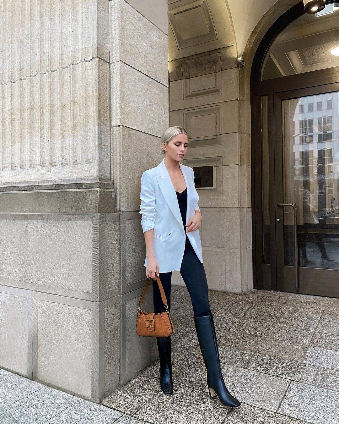 White Blazer and Slim Pants for a Crisp Ensemble White Blazer and Slim Pants for a Crisp Ensemble — Casual Thanksgiving Outfits 2026