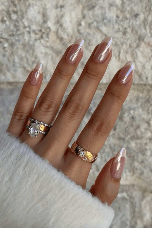 Uñas vainilla latte: La manicura francesa con efecto cromado más elegante del verano 2026 | Vogue México
