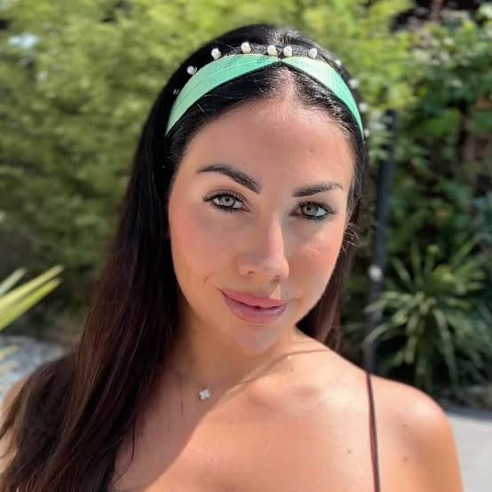 Visual Idea — Sleek Pearl Headband Hairstyles 2027
