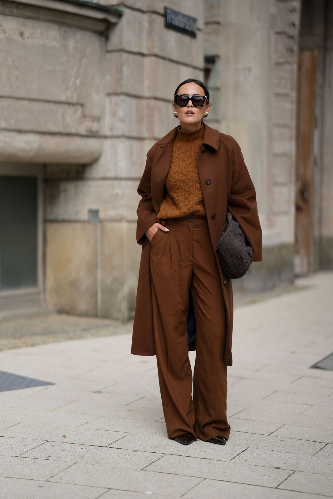 Suéteres de color rojo, verde y café, cómo llevarlos en Otoño-Invierno 2025 | Vogue México