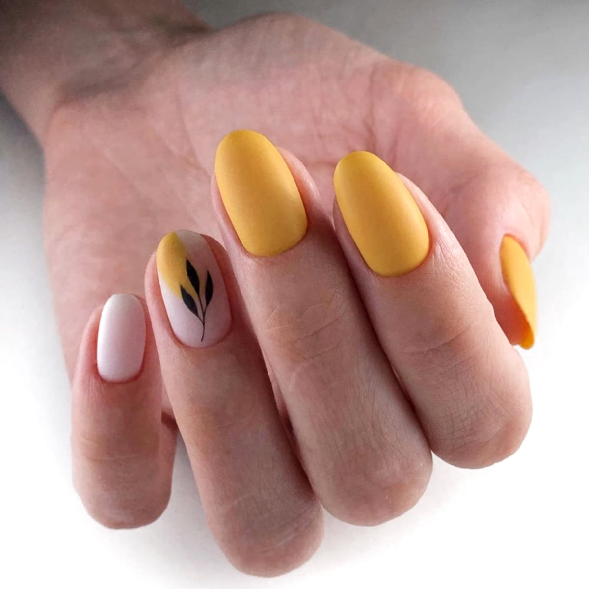 Visual Idea — Medium Oval Nails Mom Nails 2027