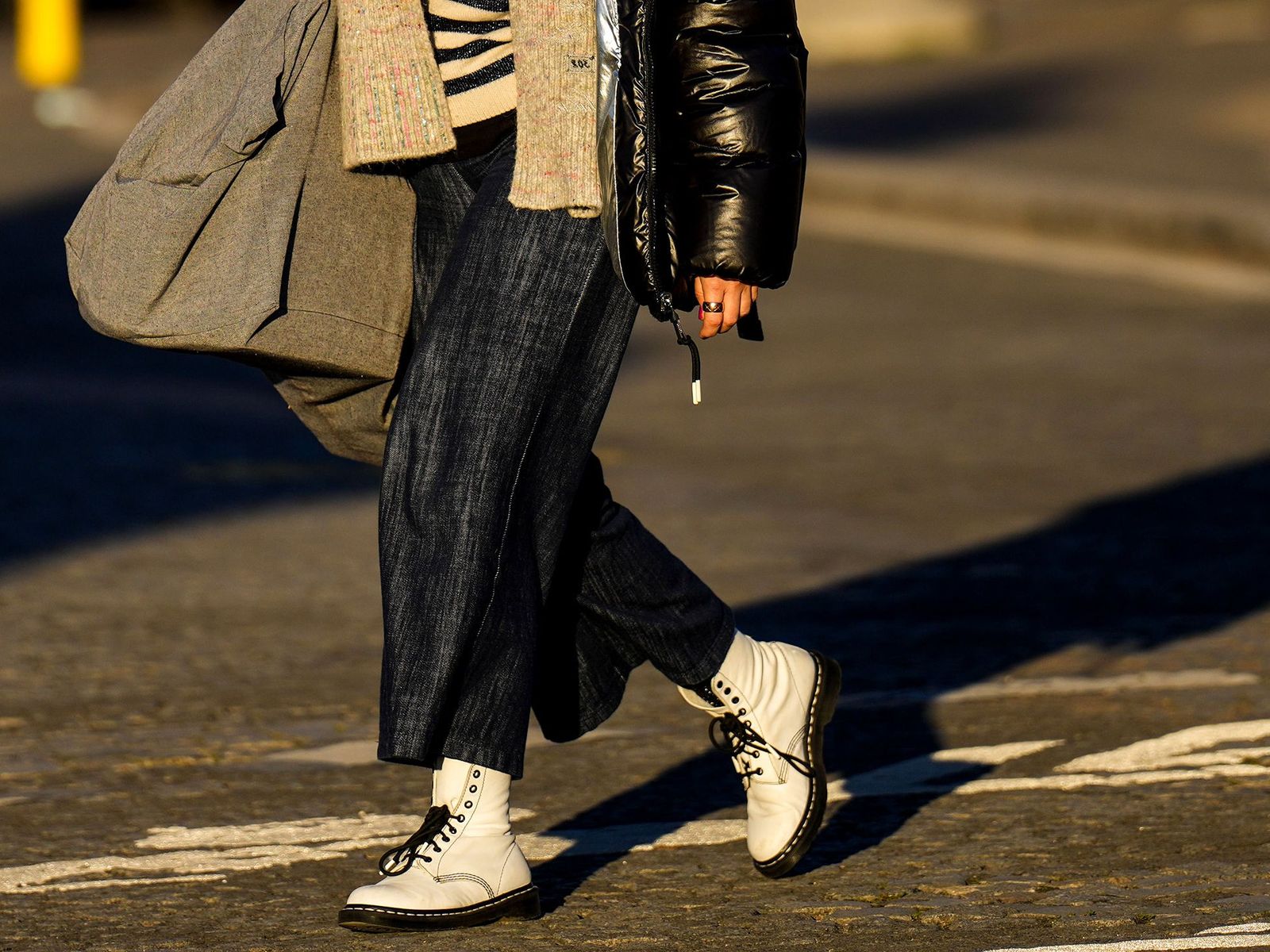 Casual Cool: Dr. Martens Boots with Wide-Leg Jeans and a Puffer Jacket Casual Cool: Dr. Martens Boots with Wide-Leg Jeans and a Puffer Jacket — Doc Martens Outfits 2027