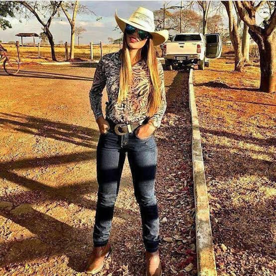 Animal Print Top and Skinny Jeans with a Light Cowboy Hat Animal Print Top and Skinny Jeans with a Light Cowboy Hat — Cowboy Hat Outfits 2027