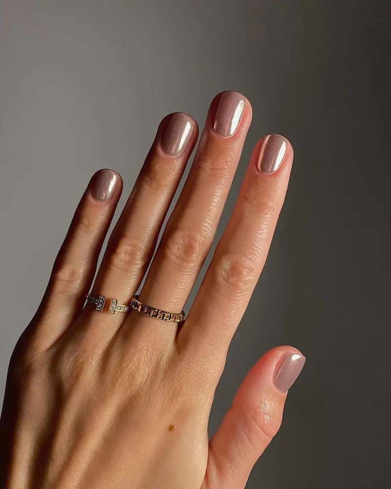 Short Shimmering Rose Gold Oval Nails Short Shimmering Rose Gold Oval Nails — Simple Summer Nails 2027