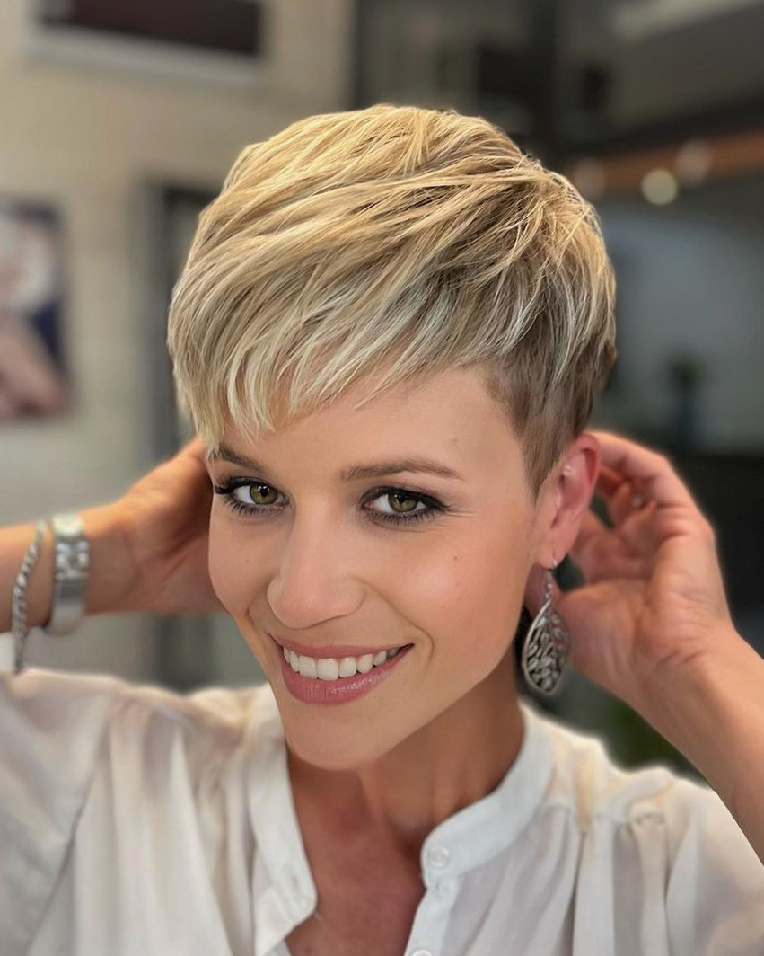 Textured Blonde Pixie with Side Sweep Textured Blonde Pixie with Side Sweep — Soft Pixie 2027