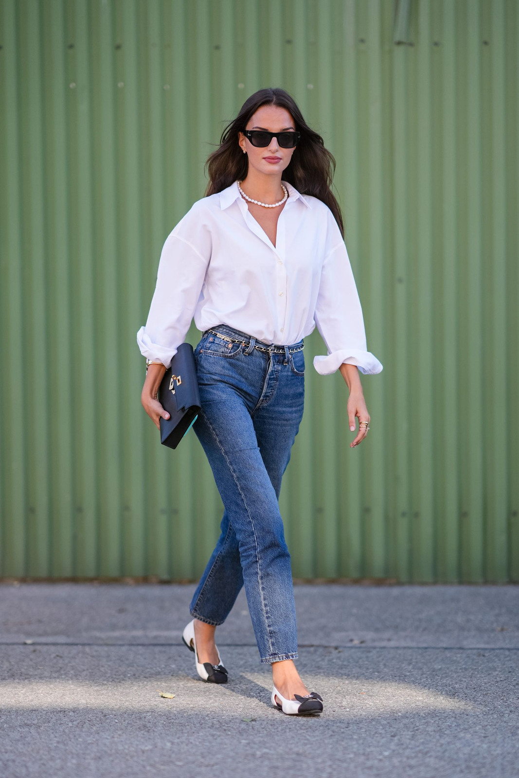 Oversized Shirt and Pearl Necklace Elegance Oversized Shirt and Pearl Necklace Elegance — Skinny Jeans Outfits 2027