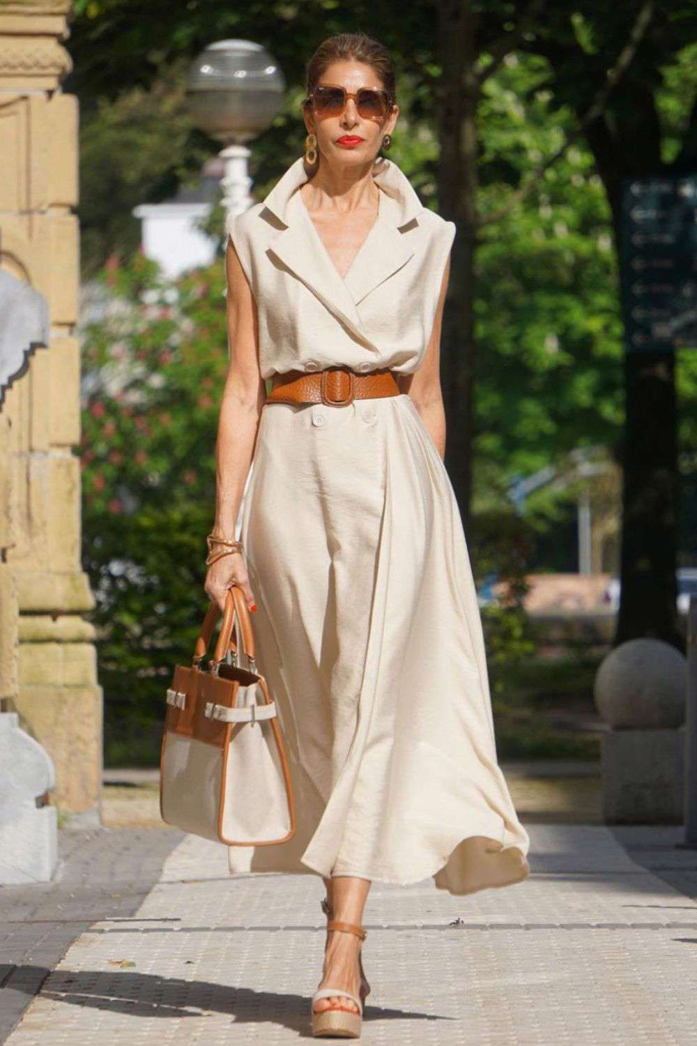 Beige Sleeveless Midi Dress with Statement Collar for Summer Beige Sleeveless Midi Dress with Statement Collar for Summer — Vintage Outfits 2027