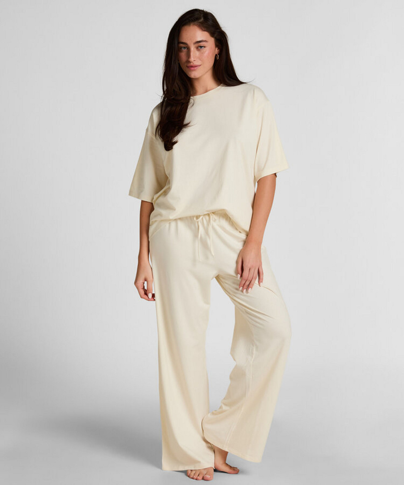 Oversized Tee and Wide-Leg Pants for Relaxed Dorm Vibes Oversized Tee and Wide-Leg Pants for Relaxed Dorm Vibes — Dorm Outfits 2027