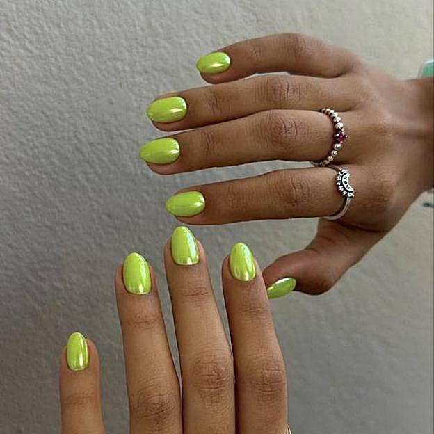 Así se lleva la tendencia de uñas verde flubber que triunfa entre las famosas | Mujerhoy