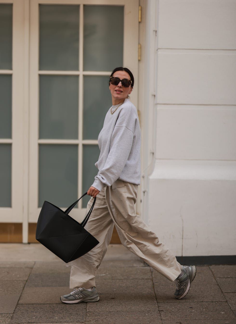 Grey Sweatshirt and Wide-Leg Trousers Pairing Grey Sweatshirt and Wide-Leg Trousers Pairing — New Balance Outfits 2027