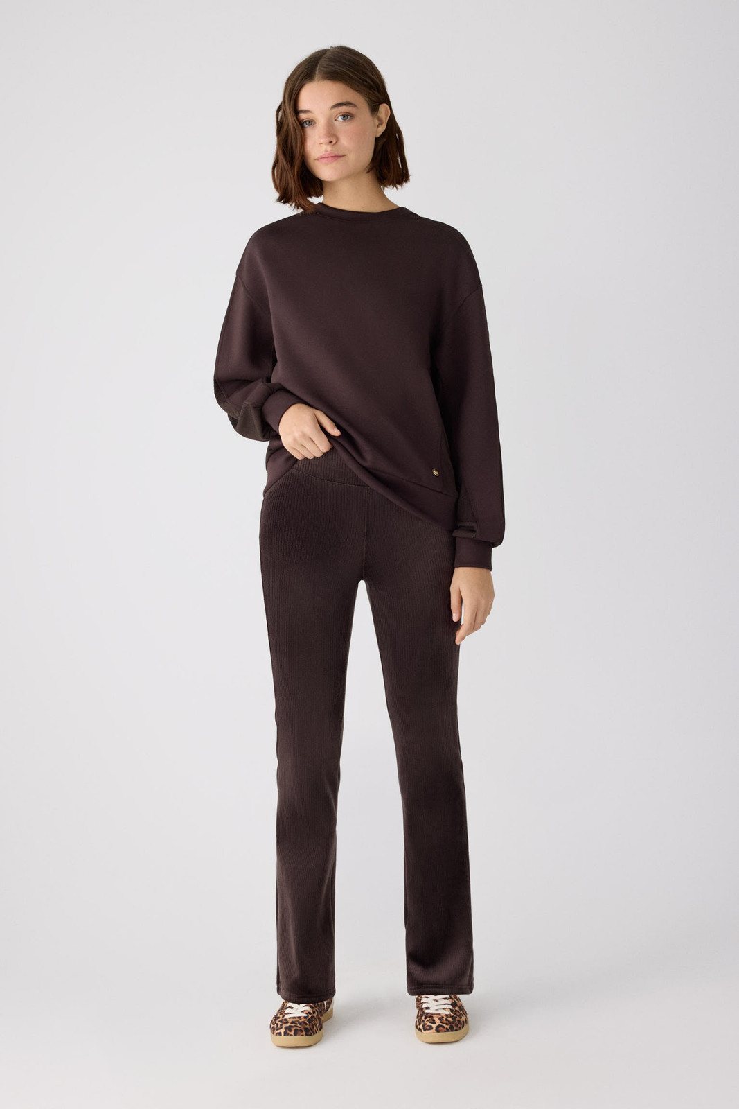 Textural Delight: Brown Corduroy Flare Leggings with Matching Sweatshirt Textural Delight: Brown Corduroy Flare Leggings with Matching Sweatshirt — Flare Leggings Outfits 2027