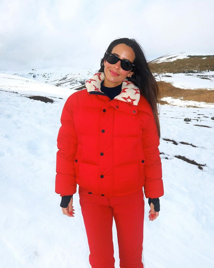 Vibrant Red Puffer Jacket with Black Base Layer Vibrant Red Puffer Jacket with Black Base Layer — Apres Ski Outfits 2027