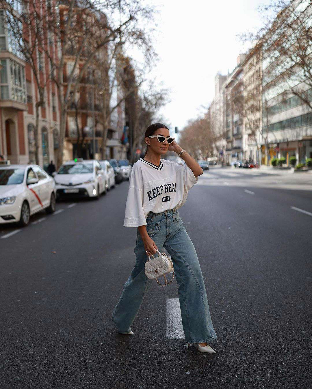 Light Wash Flare Jeans with Oversized Striped T-Shirt and White Flats Light Wash Flare Jeans with Oversized Striped T-Shirt and White Flats — Skinny Flare Pants Outfits 2027