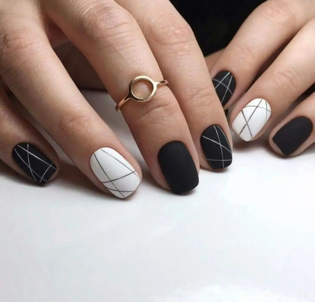Thin White Lines On Accent Nails Visual Idea Thin White Lines On Accent Nails Visual Idea — Matte Nails 2027