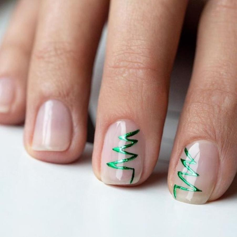 Minimalist Wavy Line Christmas Tree Nails Minimalist Wavy Line Christmas Tree Nails — Christmas Tree Nails 2026
