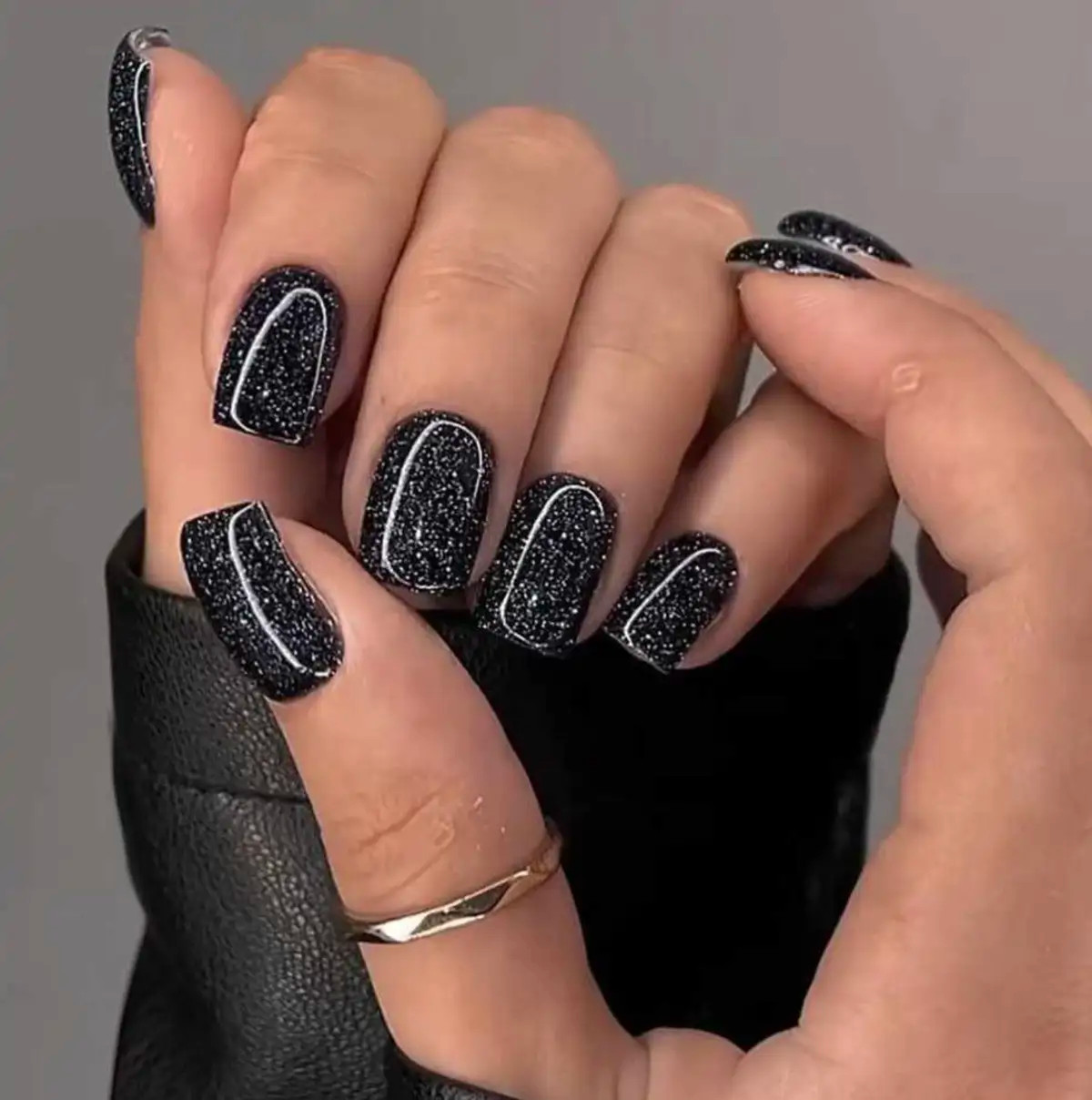 Glitter Visual Idea Glitter Visual Idea — Black Nails 2027