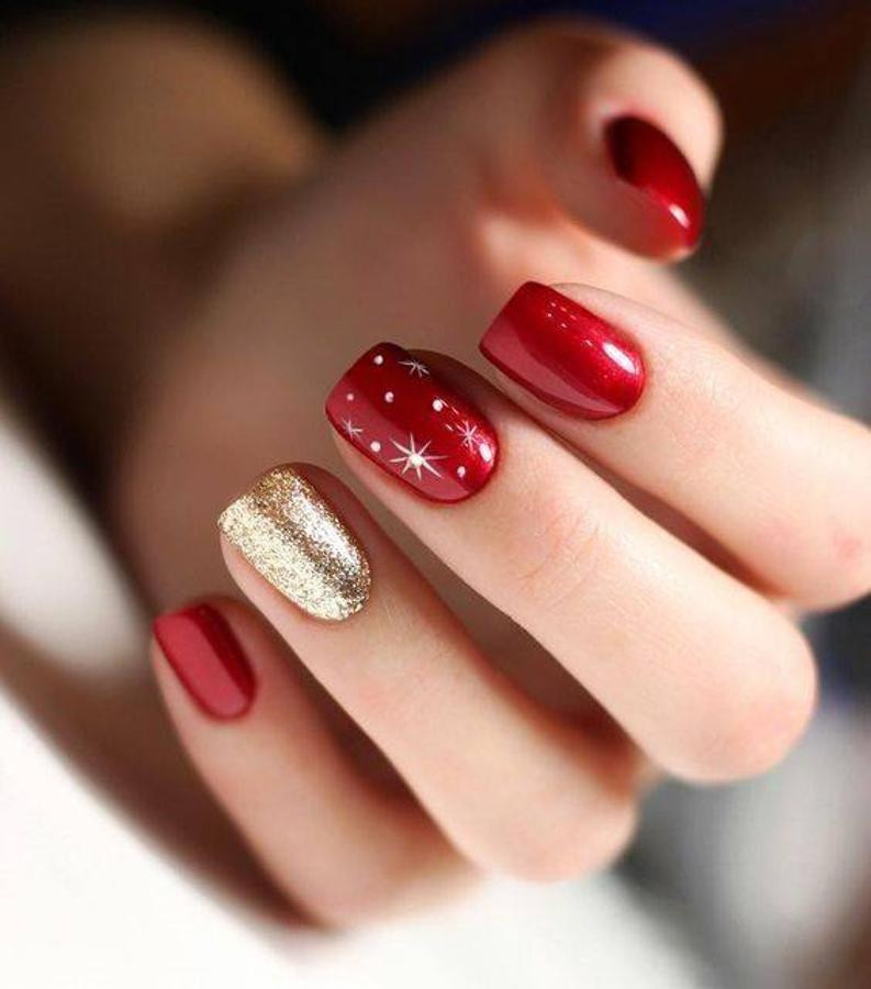 Glossy Glitter Visual Idea Glossy Glitter Visual Idea — Christmas Gel Nails 2026