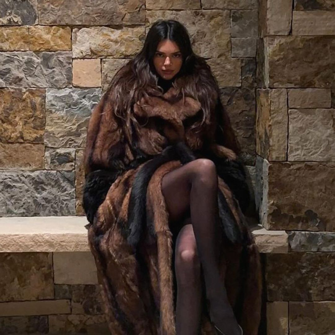 Cozy Glamour: Oversized Fur with a Turtleneck Mob Wife Outfits 2027