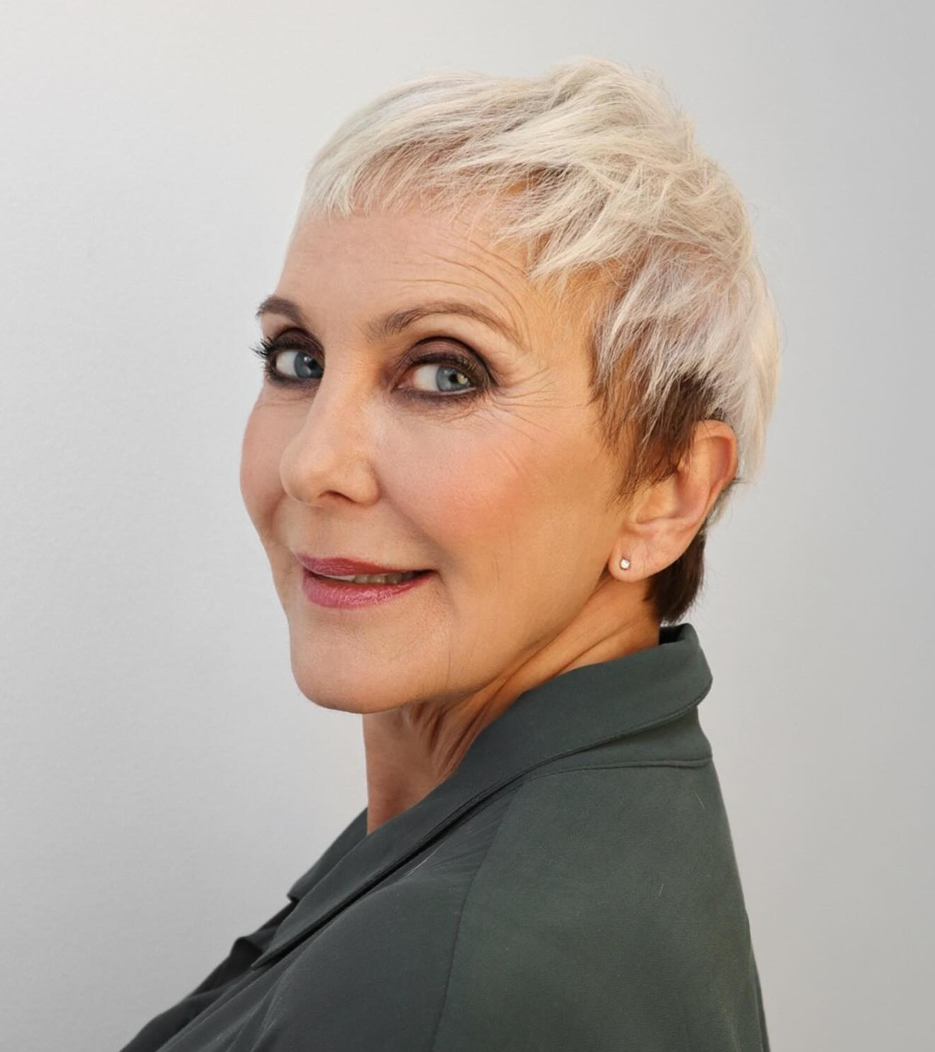 Platinum Blonde With Dark Roots Visual Idea Platinum Blonde With Dark Roots Visual Idea — Pixie 2027 for Women Over 70