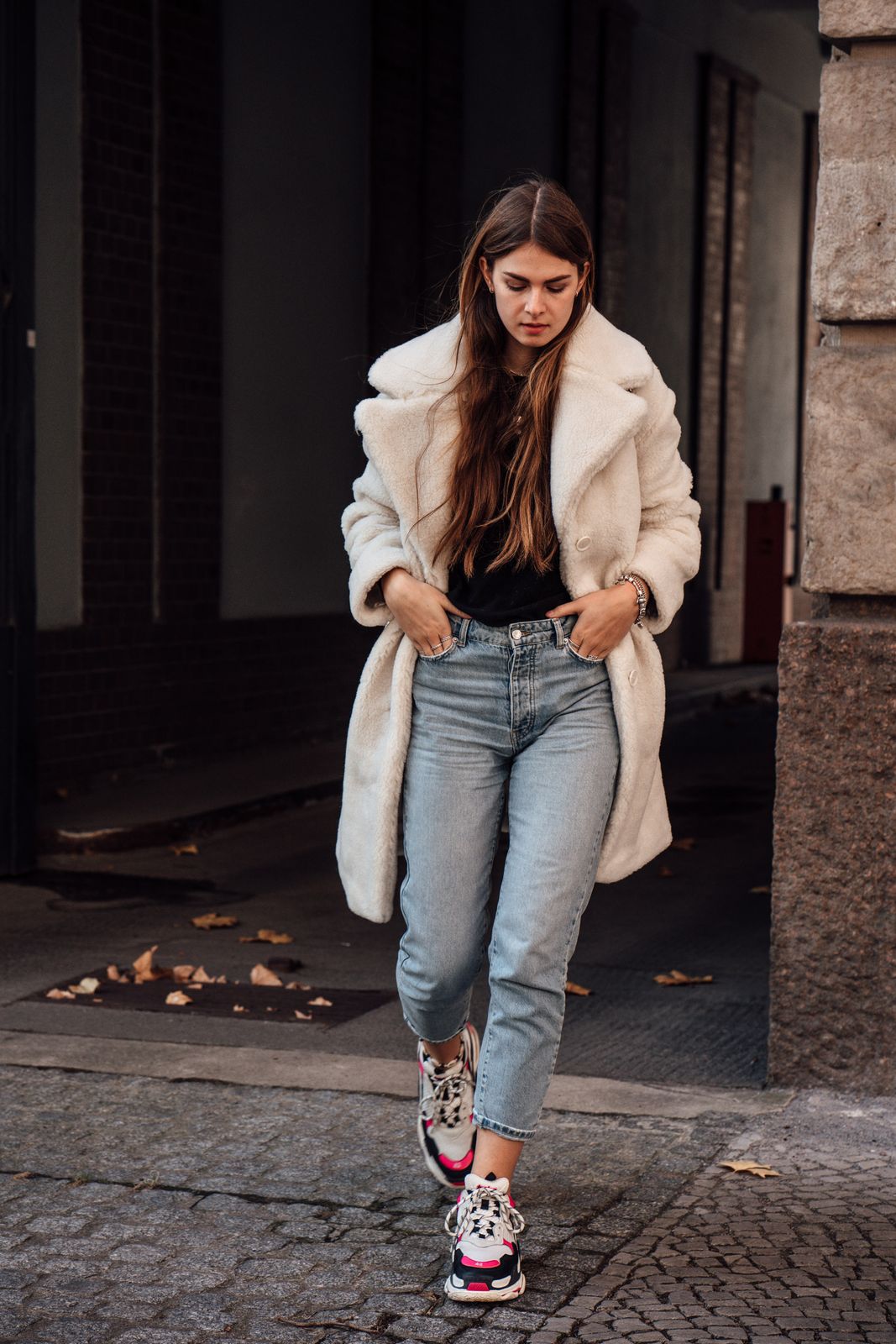 Casual Cream Teddy Coat and Blue Jeans with Chunky Sneakers — Teddy Coat Outfits 2027