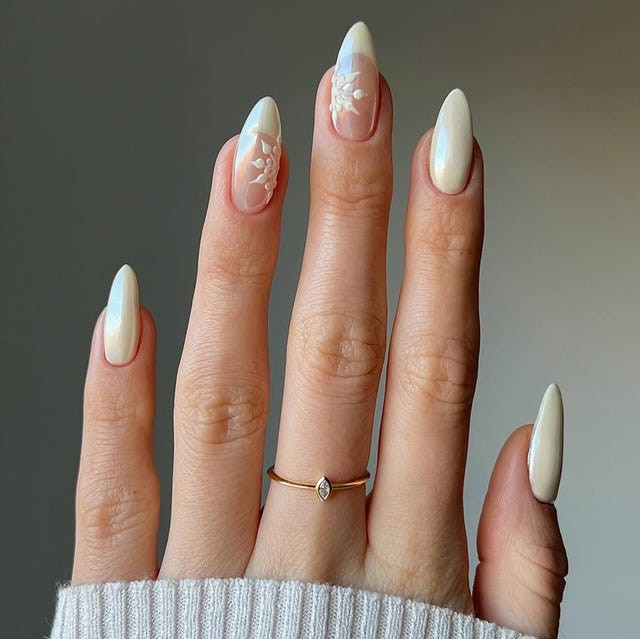 Creamy Off-White Snowflake Nails Creamy Off-White Snowflake Nails — Simple Winter Nails 2027