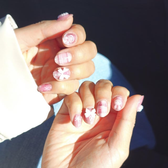 Short Oval Plaid Bow Snowflake Nails Short Oval Plaid Bow Snowflake Nails — Winter Pink Nails 2027