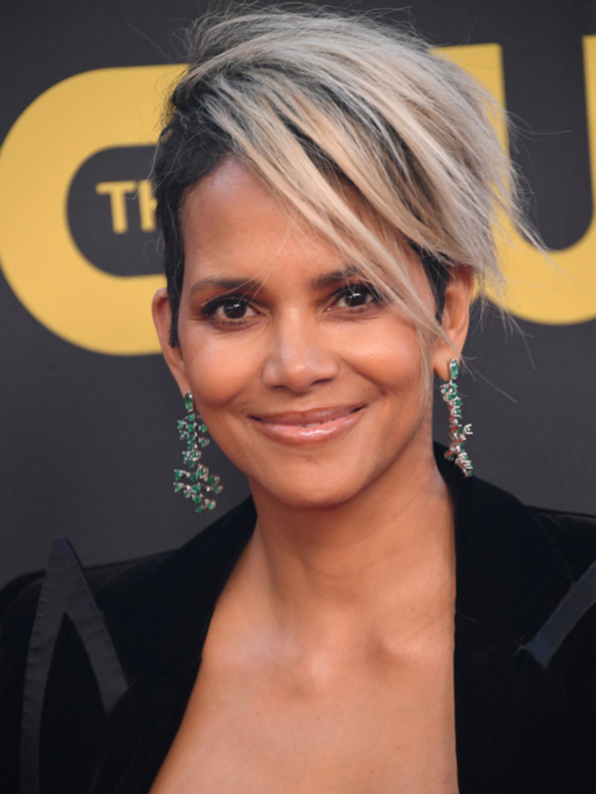 Asymmetrical Dark Blonde Layered Bob — Hairstyles 2027 for Short Hair