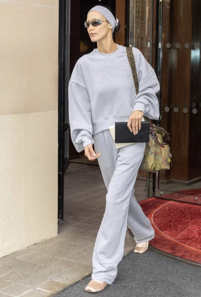 Monochromatic Sweat Suit with Voluminous Sleeves Monochromatic Sweat Suit with Voluminous Sleeves — Balletcore Outfits 2027