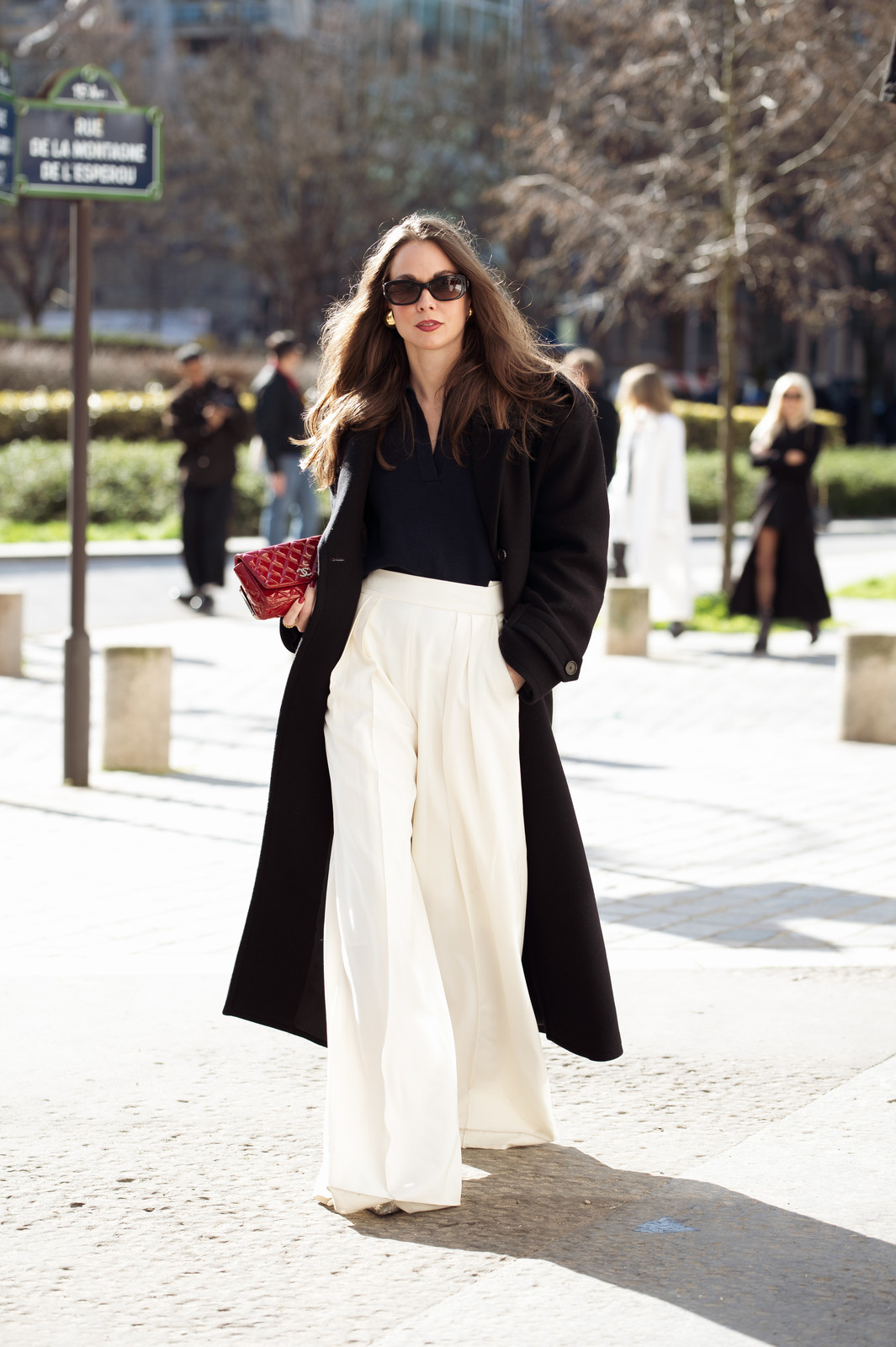 Oversized Black Coat and White Trousers for a Chic Spring Ensemble Oversized Black Coat and White Trousers for a Chic Spring Ensemble — Spring Casual Outfits 2027
