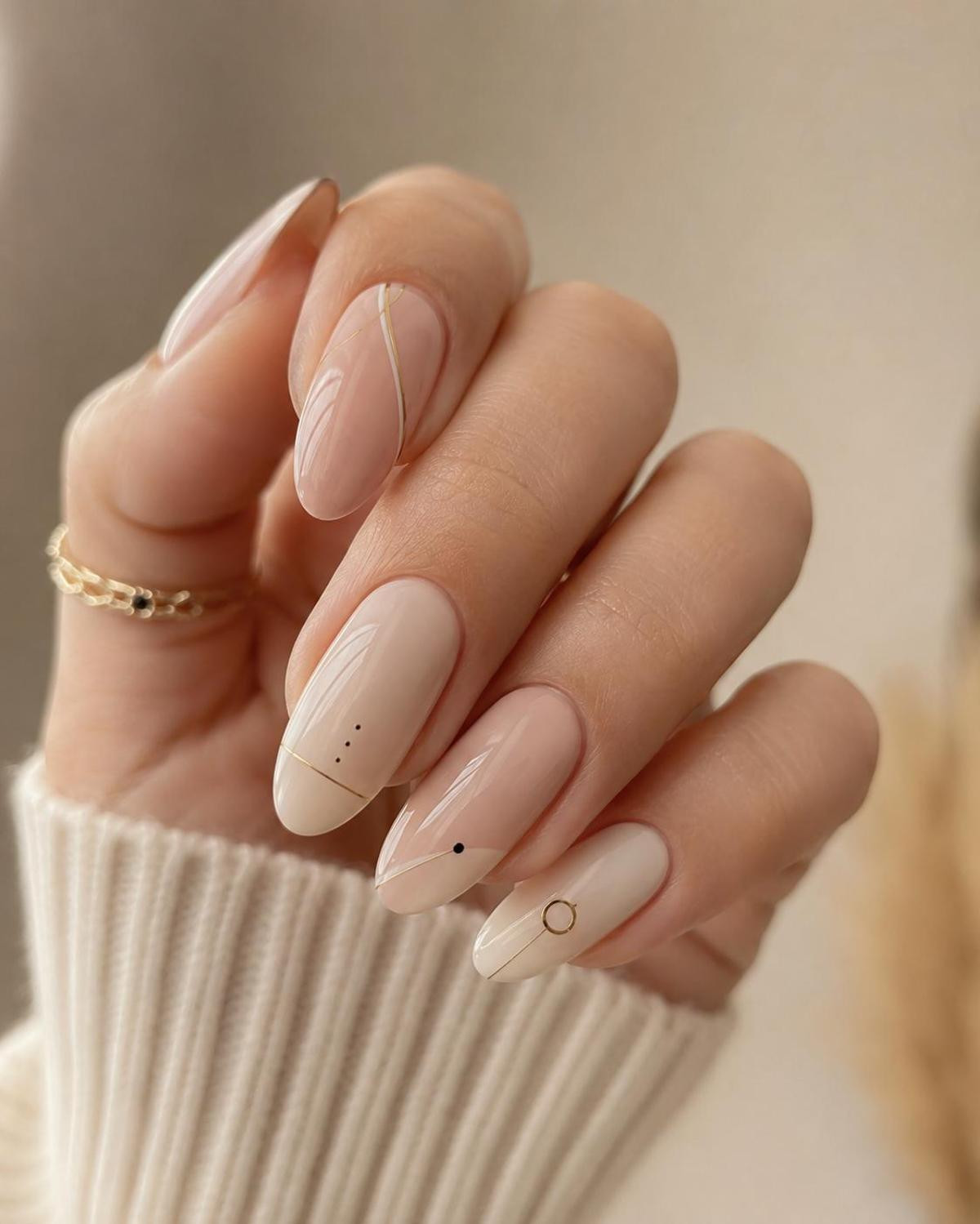 Neutral Beige Gold Line Oval Nails Neutral Beige Gold Line Oval Nails — Simple Summer Nails 2027