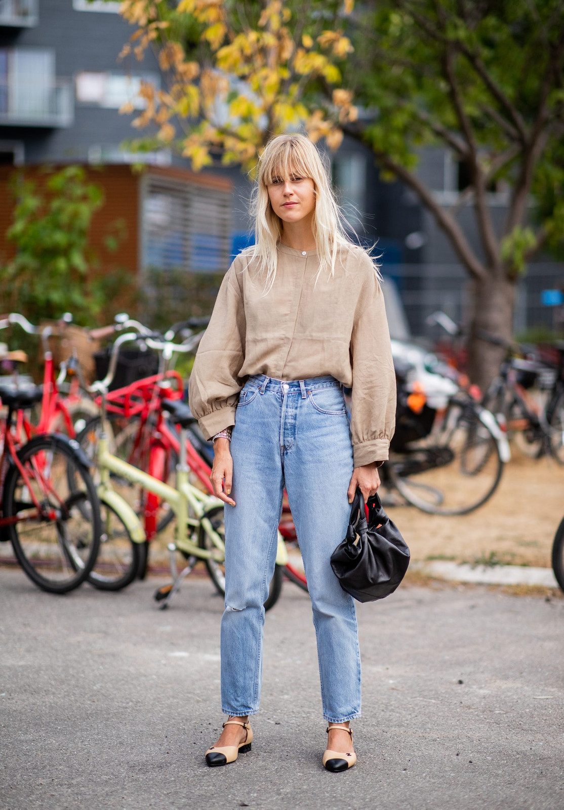 Beige Linen-Like Blouse with Straight Leg Jeans and Ballet Flats Beige Linen-Like Blouse with Straight Leg Jeans and Ballet Flats — Straight Leg Jeans 2027