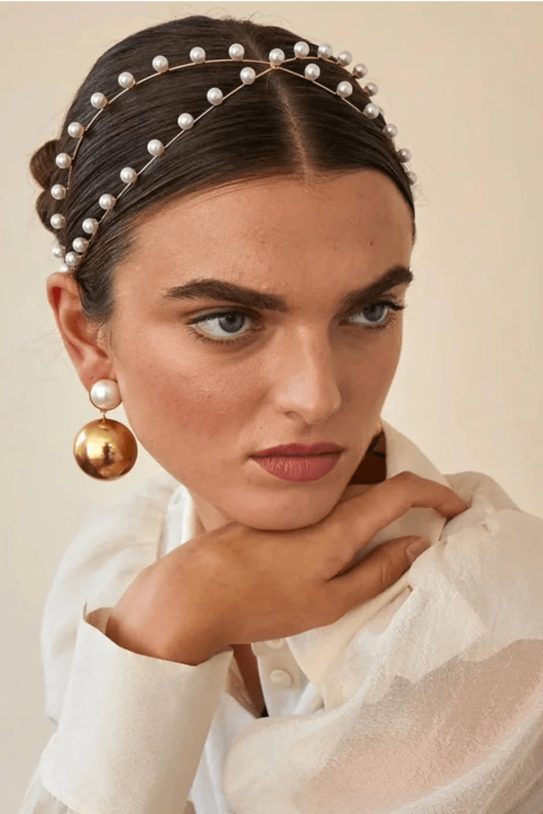 Sleek Bob With Wide Pearl Headband Sleek Bob With Wide Pearl Headband — Pearl Headband Hairstyles 2027