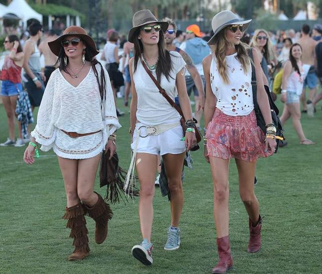 Festival Mix: Knit Tunics, Denim Shorts, and Fringe Boots — Summer Country Concert Outfits 2027