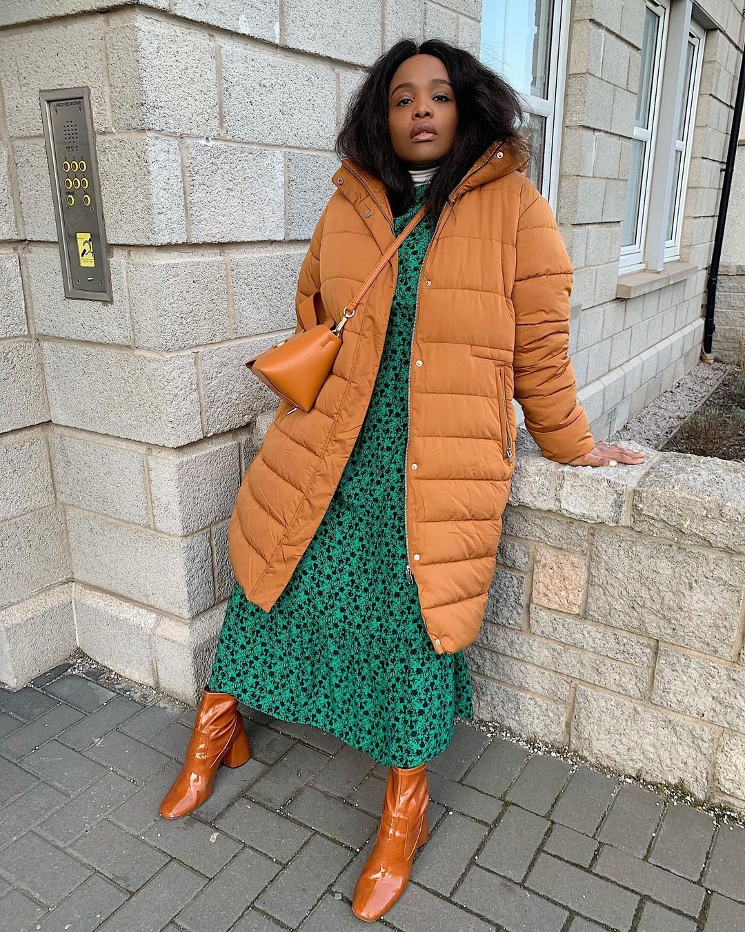 Faux Fur Coat and Wide-Leg Jeans: Dramatic Contrast for Cold Rain Faux Fur Coat and Wide-Leg Jeans: Dramatic Contrast for Cold Rain — Rainy Day Outfits 2027