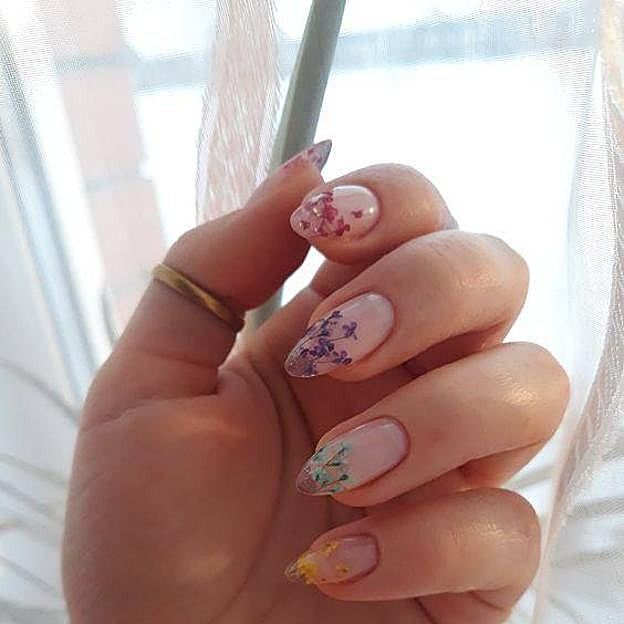 Embedded Dried Flowers and Gold Foil Short Ovals Embedded Dried Flowers and Gold Foil Short Ovals — Floral Acrylic Nails 2027