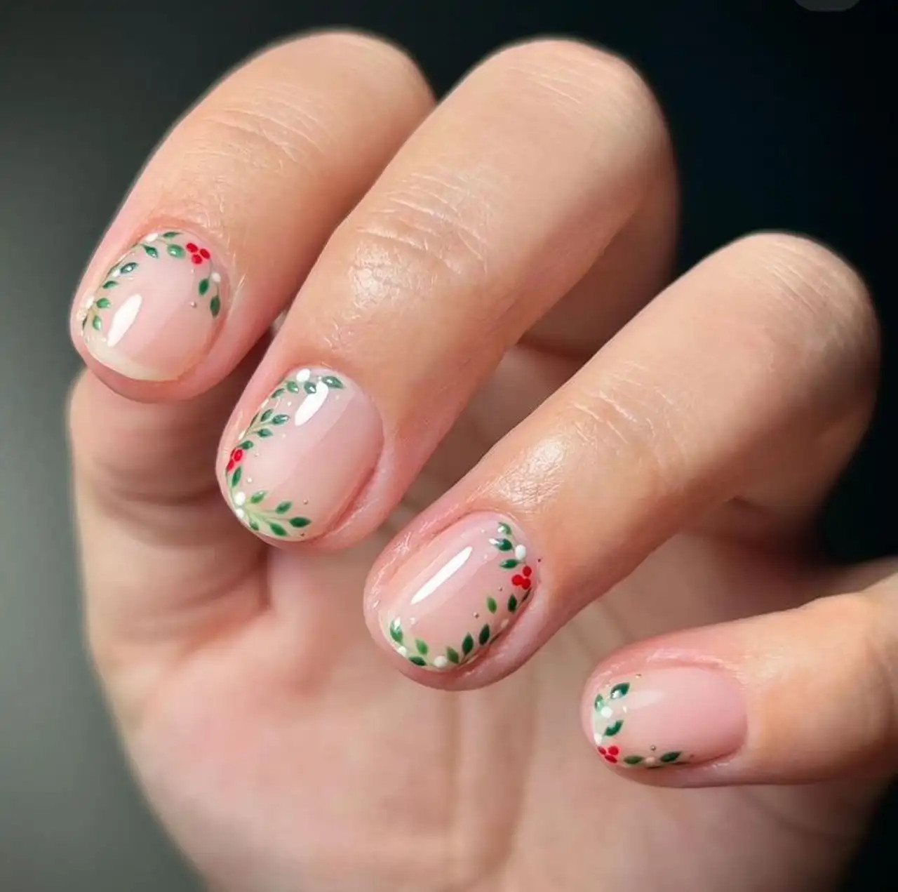 Short Oval Wreath Detail Nails Short Oval Wreath Detail Nails — Christmas Nails 2026