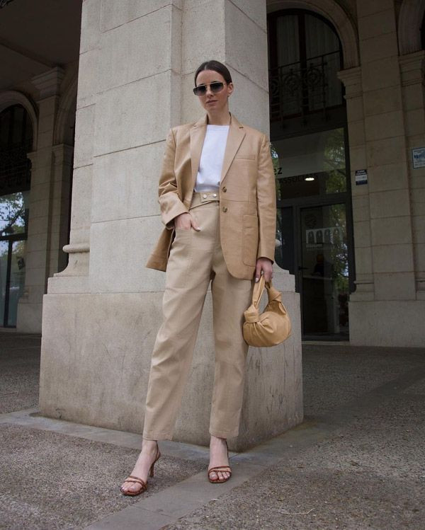 Minimalist Beige Leather Sandals with Gold Toe Ring Minimalist Beige Leather Sandals with Gold Toe Ring — Summer Outfits 2027 with Sandals