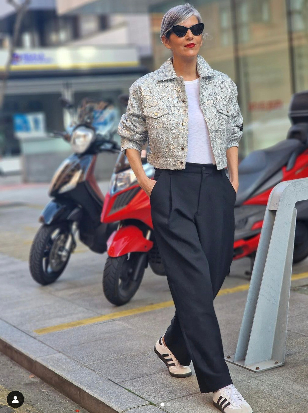 White Pleated Trousers with Fitted Turtleneck for Casual Style White Pleated Trousers with Fitted Turtleneck for Casual Style — Wide Leg Pants Outfits 2027