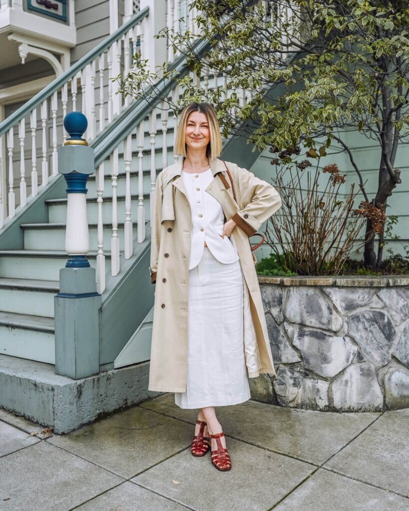 Beige Trench Coat with Fitted Vest and Red Heels Beige Trench Coat with Fitted Vest and Red Heels — Presentation Outfits 2027