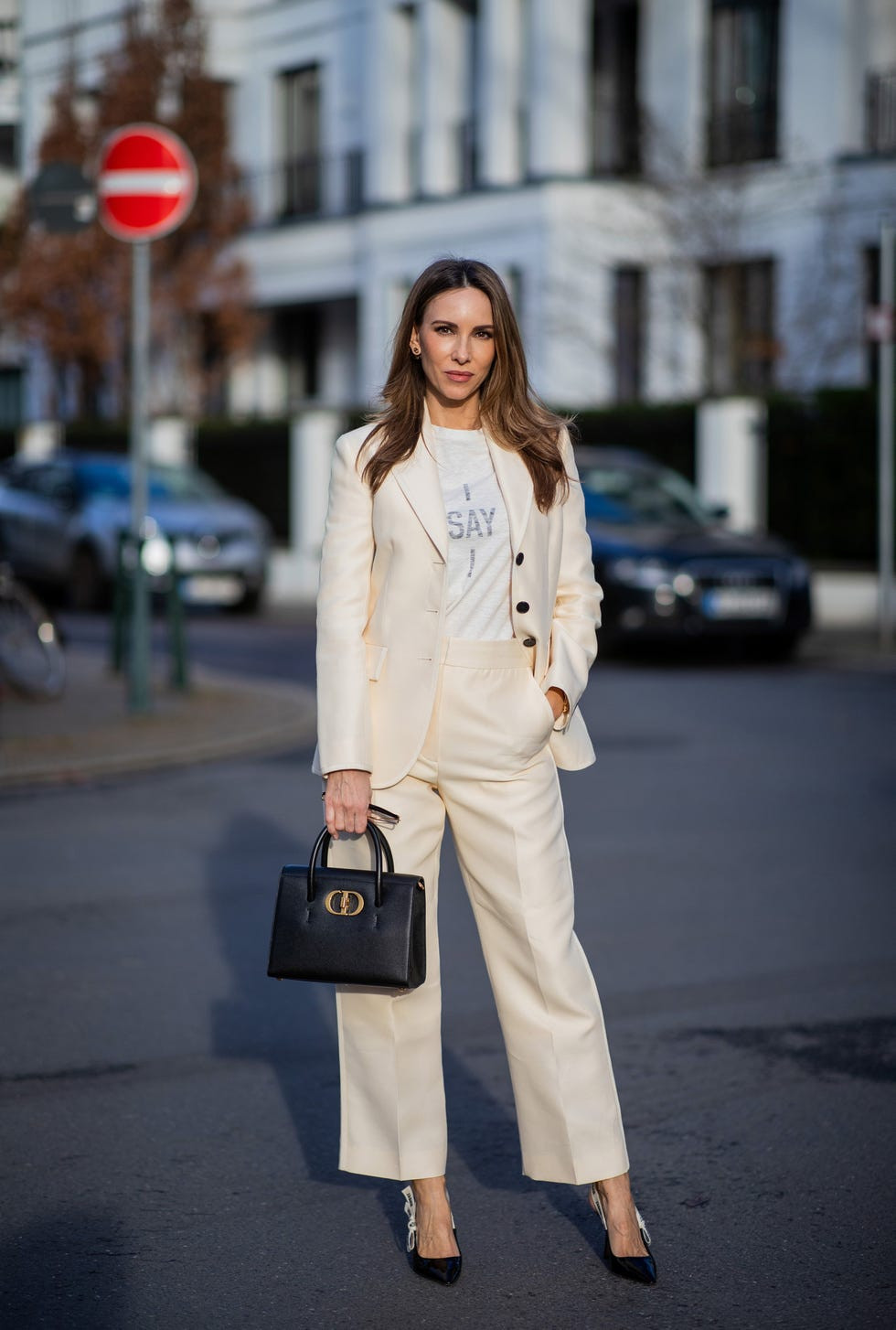 Street Style Cream Blazer with a Graphic Tee Street Style Cream Blazer with a Graphic Tee — Cream Outfits 2027