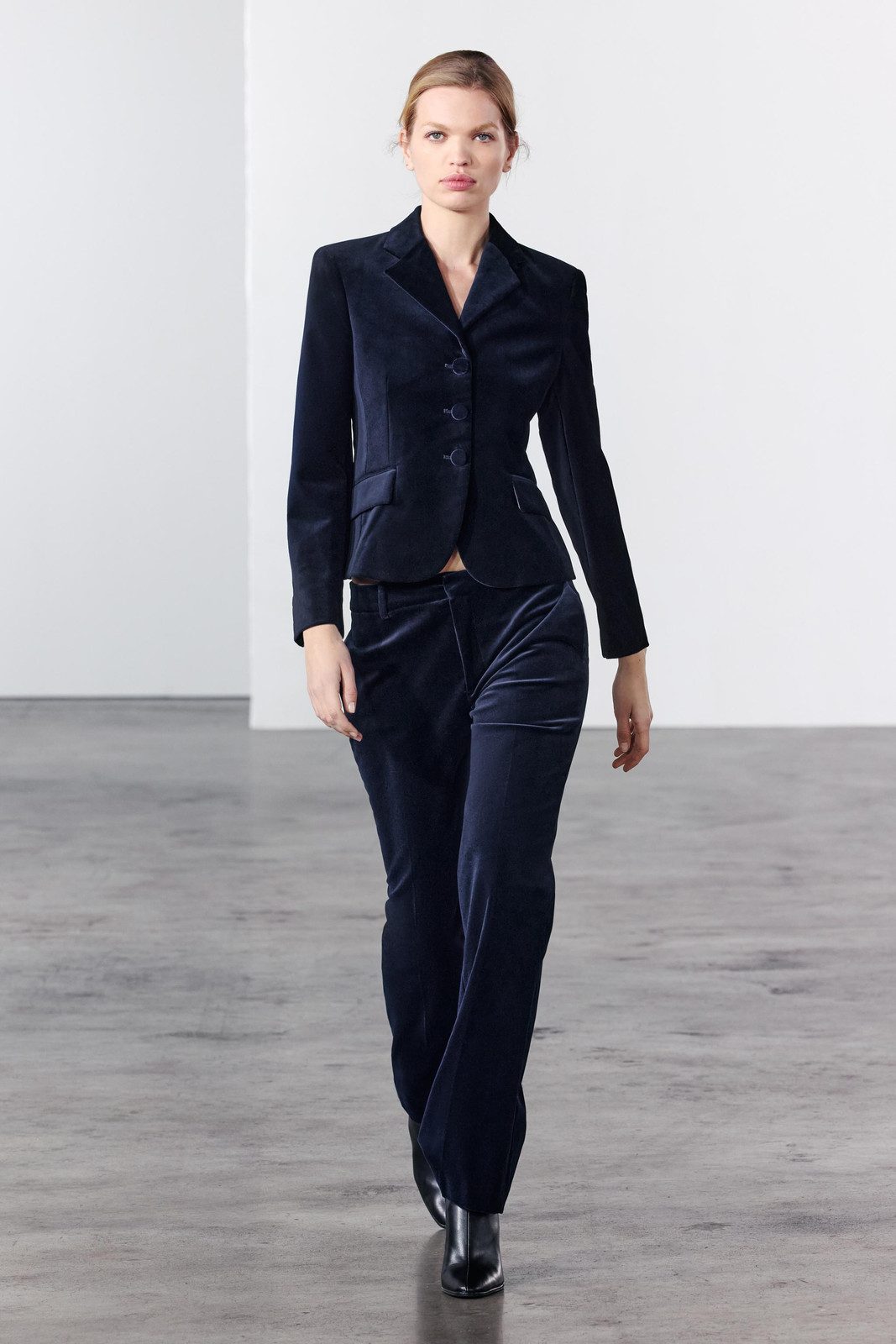 Velvet Power: The Deep Navy Suit for Festive Evenings — Holiday Party Outfits 2026