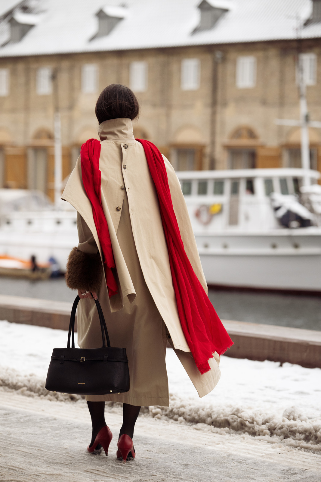 Beige Trench Coat with a Bold Red Scarf for Transitional Style Beige Trench Coat with a Bold Red Scarf for Transitional Style — Scandi Outfits 2027