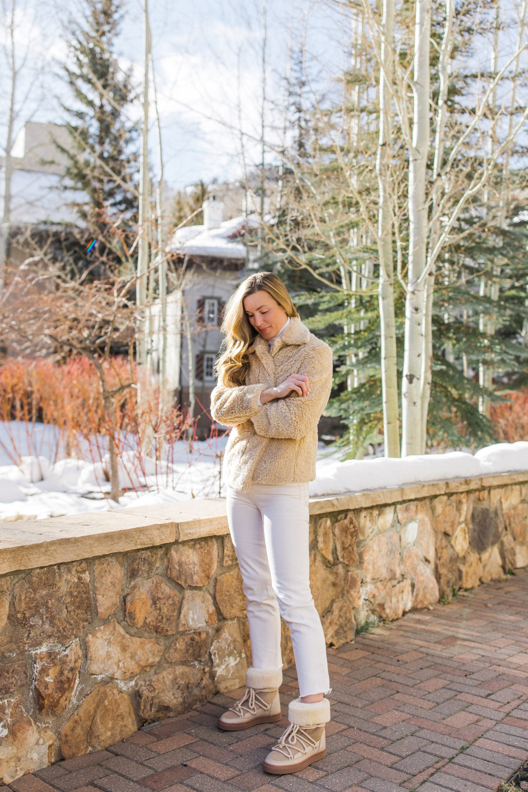 Textured Cream Jacket with Shearling Boots Textured Cream Jacket with Shearling Boots — Apres Ski Outfits 2027